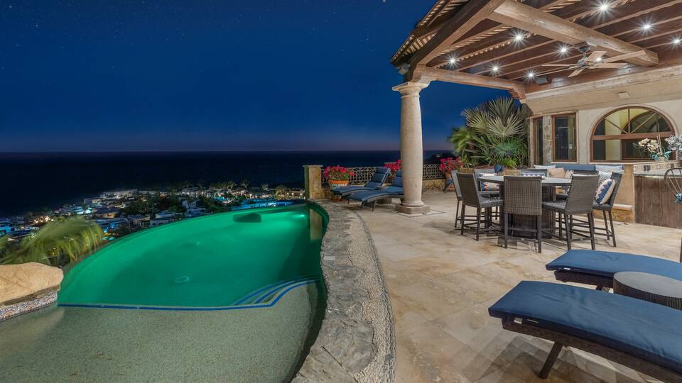 Lux Dream Villa pool in Pedregal — pool cleaning and pool maintenance